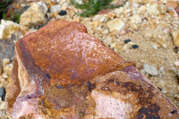 Değişik renkler ve doğadaki kaya tipleri, dünyadaki farklı kaya şekilleri, kaya çeşitleri, sarı kayalar.,