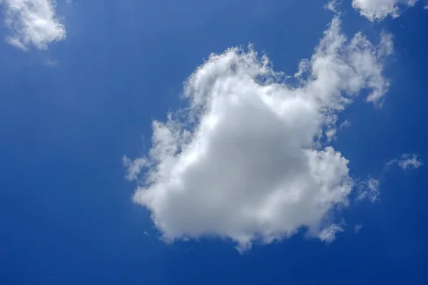 青い空と雲様々な形の雲 — ストック写真