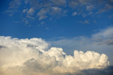 Yumuşak bulutlar, yığın beyaz bulut kümesi