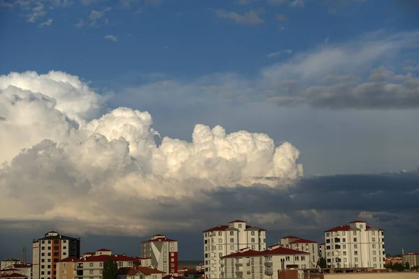 Cumulus Wolken Gezwollen Wolken Opgehoopte Witte Wolkencluster Stad Grote Wolken — Stockfoto