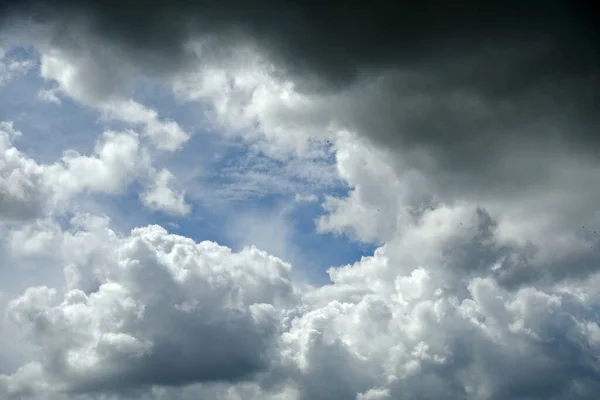 cumulus clouds,puffy clouds,heaped white cloud cluster