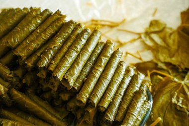 Bir aşçı doldurulmuş yaprak yapar, evde doldurulmuş yaprak yapar, Türk mutfağından doldurulmuş yaprak yapar.,