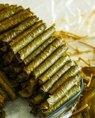 Doldurulmuş üzüm yaprakları tipik Türkiye işi, doldurulmuş yaprak yapan bir ev hanımı.