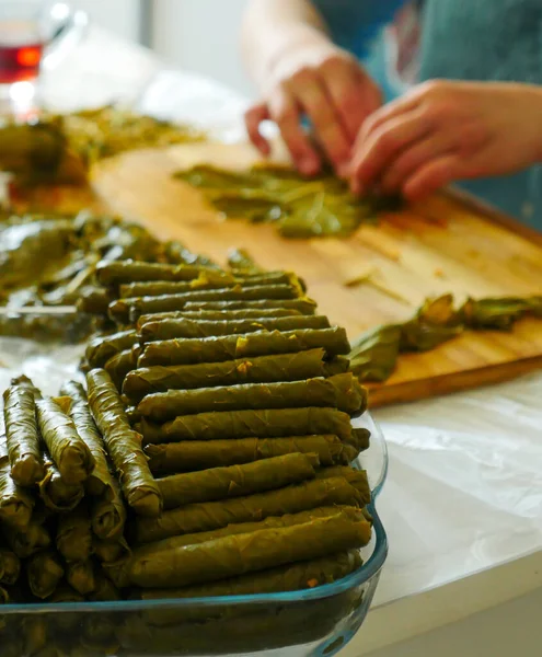 Cocinero Haciendo Hojas Rellenas Haciendo Hojas Rellenas Casa Hojas Rellenas — Foto de Stock