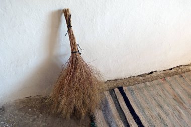 Klasik halı ve el yapımı çim süpürgesi, klasik köy evi eşyaları.,