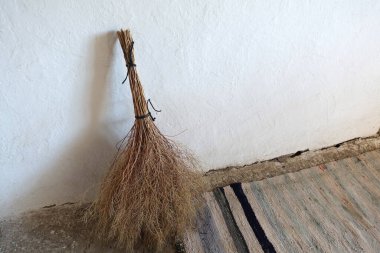 Klasik halı ve el yapımı çim süpürgesi, klasik köy evi eşyaları.,