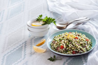Tabbouleh salatası. Geleneksel orta doğu ya da Arap vejetaryen salatası bulgur, maydanoz, nane ve domates. Boşluğu kopyala