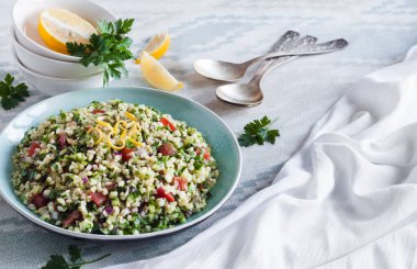 Tabbouleh salatası. Geleneksel orta doğu ya da Arap vejetaryen salatası bulgur, maydanoz, nane ve domates. Boşluğu kopyala