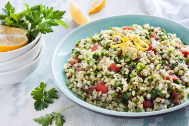 Tabbouleh salatası. Geleneksel orta doğu ya da Arap vejetaryen salatası bulgur, maydanoz, nane ve domates ile.