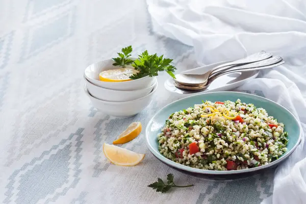 Tabbouleh salatası. Geleneksel orta doğu ya da Arap vejetaryen salatası bulgur, maydanoz, nane ve domates. Boşluğu kopyala