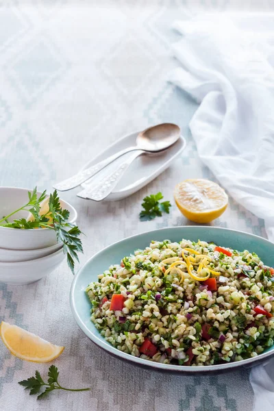 Tabbouleh salatası. Geleneksel orta doğu ya da Arap vejetaryen salatası bulgur, maydanoz, nane ve domates. Boşluğu kopyala