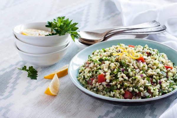 Tabbouleh salatası. Geleneksel orta doğu ya da Arap vejetaryen salatası bulgur, maydanoz, nane ve domates ile.