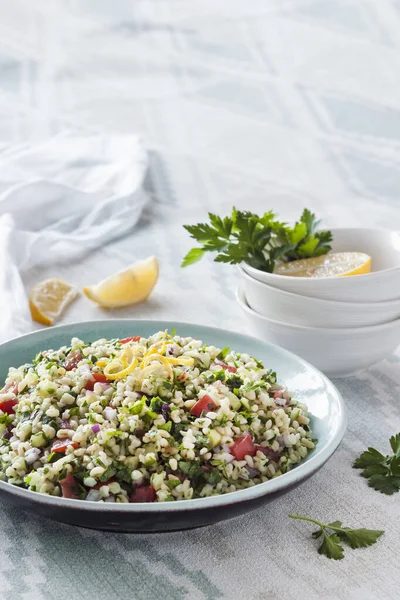 Tabbouleh salatası. Geleneksel orta doğu ya da Arap vejetaryen salatası bulgur, maydanoz, nane ve domates. Boşluğu kopyala