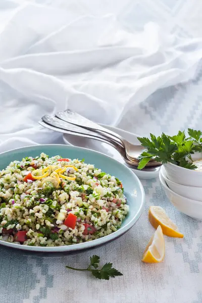 Tabbouleh salatası. Geleneksel orta doğu ya da Arap vejetaryen salatası bulgur, maydanoz, nane ve domates. Boşluğu kopyala