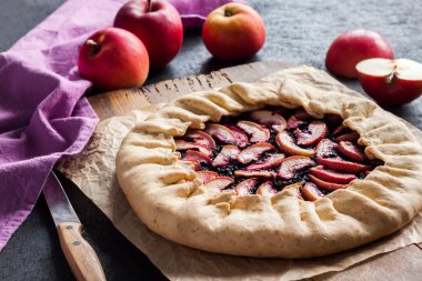 Tahtada elma ve böğürtlen olan tatlı bir galet ödünç al.