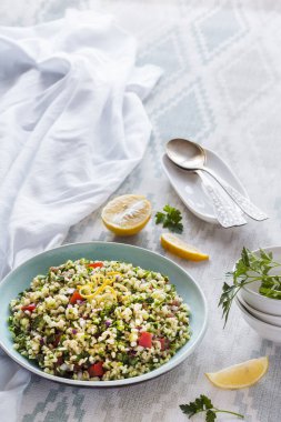 Tabbouleh salatası. Geleneksel orta doğu ya da Arap vejetaryen salatası bulgur, maydanoz, nane ve domates. Boşluğu kopyala