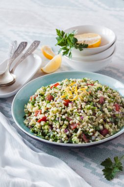 Tabbouleh salatası. Geleneksel orta doğu ya da Arap vejetaryen salatası bulgur, maydanoz, nane ve domates ile.