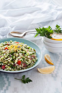 Tabbouleh salatası. Geleneksel orta doğu ya da Arap vejetaryen salatası bulgur, maydanoz, nane ve domates. Boşluğu kopyala