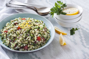 Tabbouleh salatası. Geleneksel orta doğu ya da Arap vejetaryen salatası bulgur, maydanoz, nane ve domates ile.