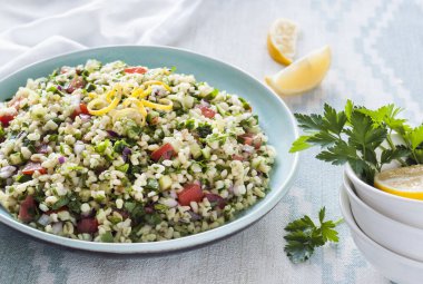 Tabbouleh salatası. Geleneksel orta doğu ya da Arap vejetaryen salatası bulgur, maydanoz, nane ve domates ile.
