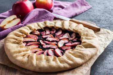 Tahtada elma ve böğürtlen olan tatlı bir galet ödünç al.