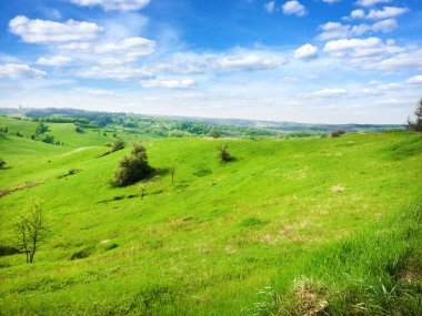 Parlak mavi bulutlu gökyüzü ile görkemli tepe manzarası. Cherkasy Oblastı, Ukrayna