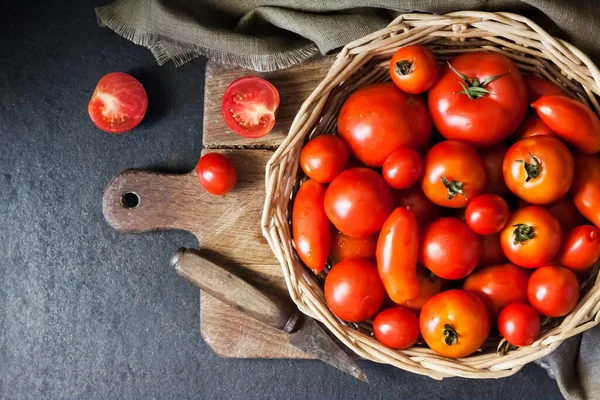 Fresh Red Tomatoes Whicker Basket Black Background Flat Lay Top — Stock Photo, Image
