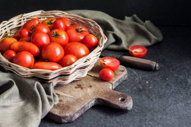 Siyah arka planda kırmızı domatesler..
