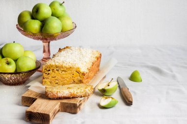 Elmalı ve hindistan cevizli kek ve elmalı bir vazo. Boşluğu kopyala