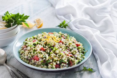 Tabbouleh salatası. Geleneksel orta doğu ya da Arap vejetaryen salatası bulgur, maydanoz, nane ve domates. Boşluğu kopyala