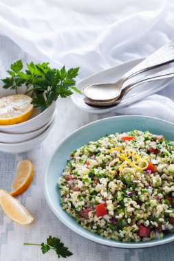 Tabbouleh salatası. Geleneksel orta doğu ya da Arap vejetaryen salatası bulgur, maydanoz, nane ve domates ile.