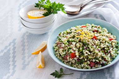 Tabbouleh salatası. Geleneksel orta doğu ya da Arap vejetaryen salatası bulgur, maydanoz, nane ve domates. Boşluğu kopyala