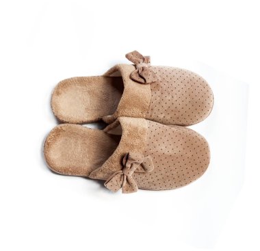 Çift beyaz arka plan üzerinde izole yay ile rahat bej ev terliği 