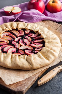 Tahtada elma ve böğürtlen olan tatlı bir galet ödünç al.