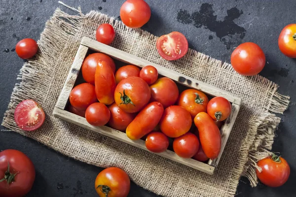 Fresh Red Tomatoes Wooden Box Black Background Flat Lay Top — Stock Photo, Image