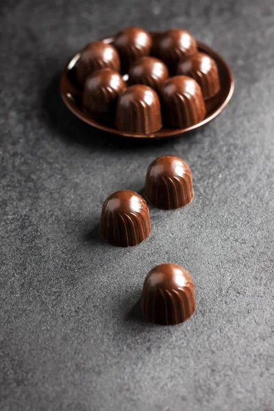 Шоколадні Цукерки Тарілці Чорному Тлі Пробілом Копіювання — стокове фото