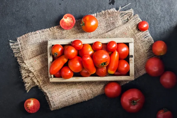 Fresh Red Tomatoes Wooden Box Black Background Flat Lay Top — Stock Photo, Image