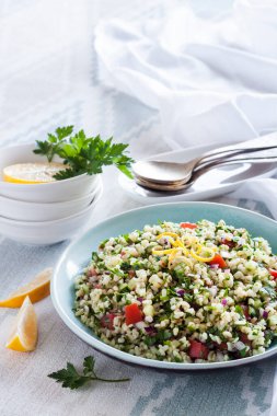Tabbouleh salatası. Geleneksel orta doğu ya da Arap vejetaryen salatası bulgur, maydanoz, nane ve domates. Boşluğu kopyala