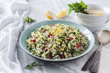 Tabbouleh salatası. Geleneksel orta doğu ya da Arap vejetaryen salatası bulgur, maydanoz, nane ve domates ile.