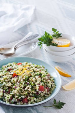 Tabbouleh salatası. Geleneksel orta doğu ya da Arap vejetaryen salatası bulgur, maydanoz, nane ve domates ile.