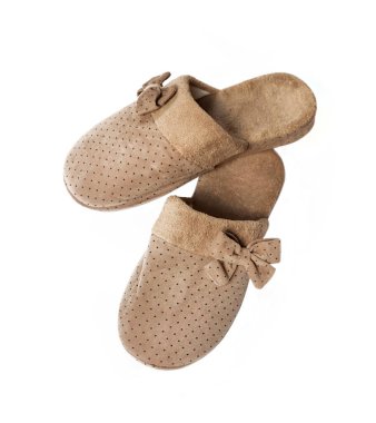 Çift beyaz arka plan üzerinde izole yay ile rahat bej ev terliği 