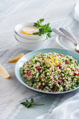 Tabbouleh salatası. Geleneksel orta doğu ya da Arap vejetaryen salatası bulgur, maydanoz, nane ve domates ile.