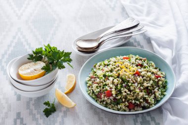Tabbouleh salatası. Geleneksel orta doğu ya da Arap vejetaryen salatası bulgur, maydanoz, nane ve domates ile.