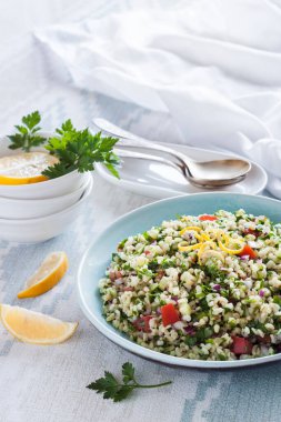 Tabbouleh salatası. Geleneksel orta doğu ya da Arap vejetaryen salatası bulgur, maydanoz, nane ve domates. Boşluğu kopyala