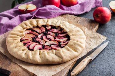 Tahtada elma ve böğürtlen olan tatlı bir galet ödünç al.