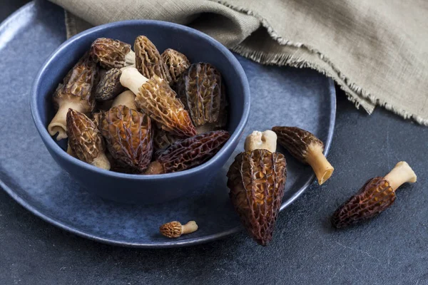 Champignons Morilles Dans Bol Bleu Gros Plan — Photo