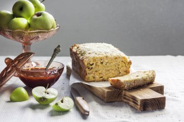 Elmalı ve hindistan cevizli kek ve elmalı bir vazo.