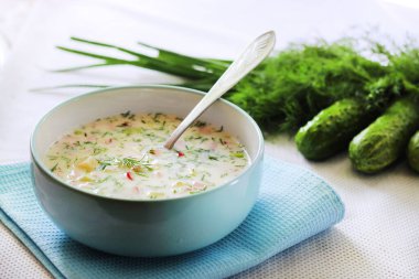 Okroshka - geleneksel Rus soğuk çorbası taze salatalık, haşlanmış yumurta ve dereotlu