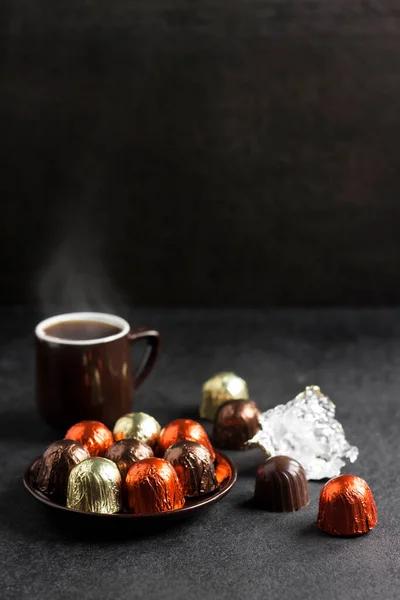 Шоколадні Цукерки Загорнуті Різнокольорову Фольгу Тарілці Чашку Гарячої Кави Чорному — стокове фото