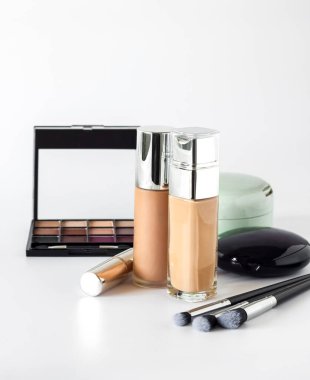 Kopyalama alanı olan beyaz bir arkaplanda dekoratif kozmetik